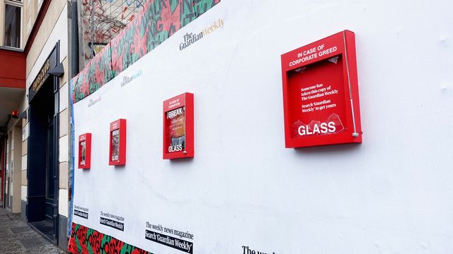 В разі корупції розбийте скло: The Guardian помістила безкоштовні газети в пожежні ящики - фото 387374