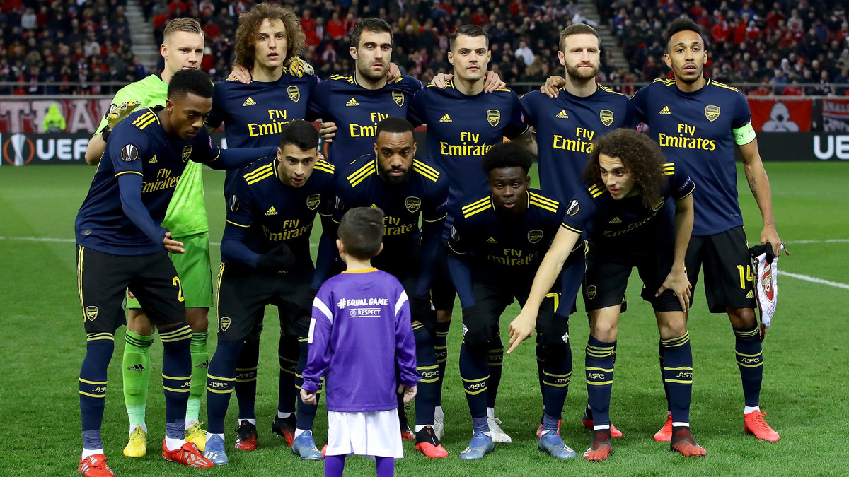 Хлопчик випадково потрапив на командне фото Арсеналу - фото 1