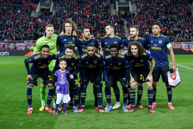 Хлопчик випадково потрапив на командне фото Арсеналу - фото 387386