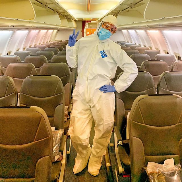 Місія здійсненна: стюардеса із літака, яким евакуювали українців з Китаю, вразила мережу - фото 387424