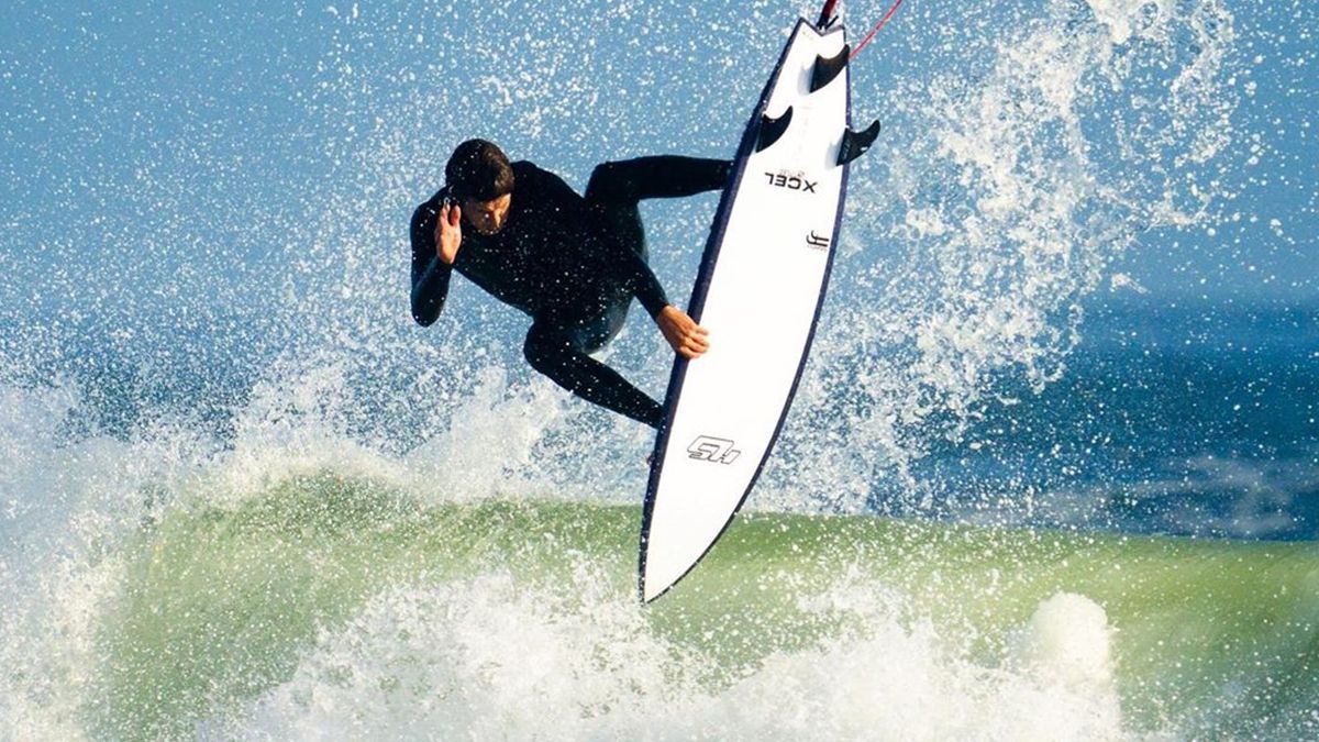 Серфер зняв на відео пляж, який кишів акулами