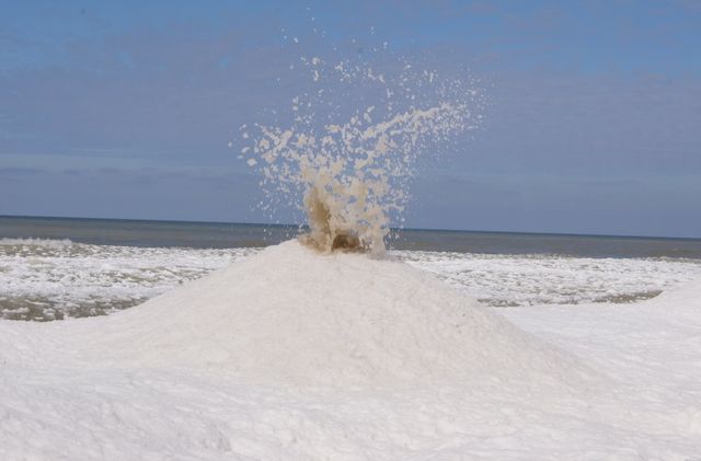 На озері Мічиган виросли химерні 'крижані вулкани' - фото 387470