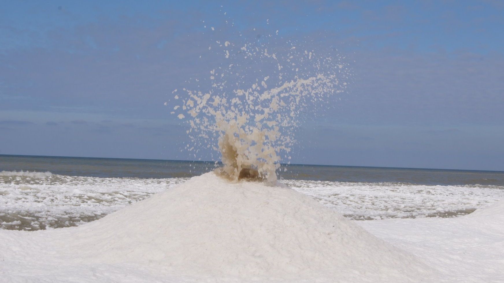 На озері Мічиган виросли химерні "крижані вулкани"