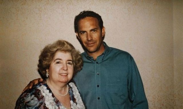 У Бельгії знайшли незвичний фотоальбом жінки зі світовими зірками - фото 387495