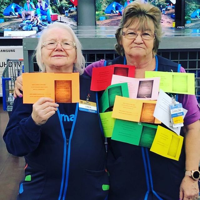 Співробітниця Walmart показала, як фотографуватися з товаром, аби його купили - фото 387574