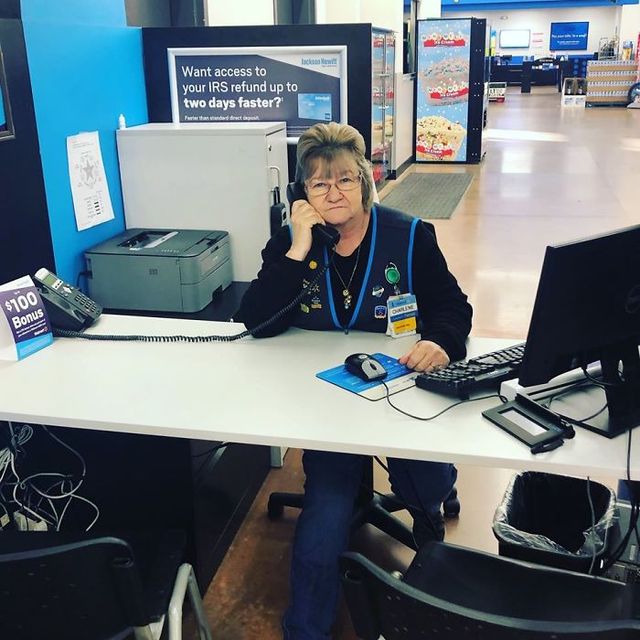 Співробітниця Walmart показала, як фотографуватися з товаром, аби його купили - фото 387575