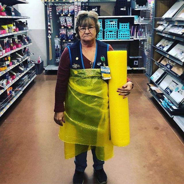 Співробітниця Walmart показала, як фотографуватися з товаром, аби його купили - фото 387579