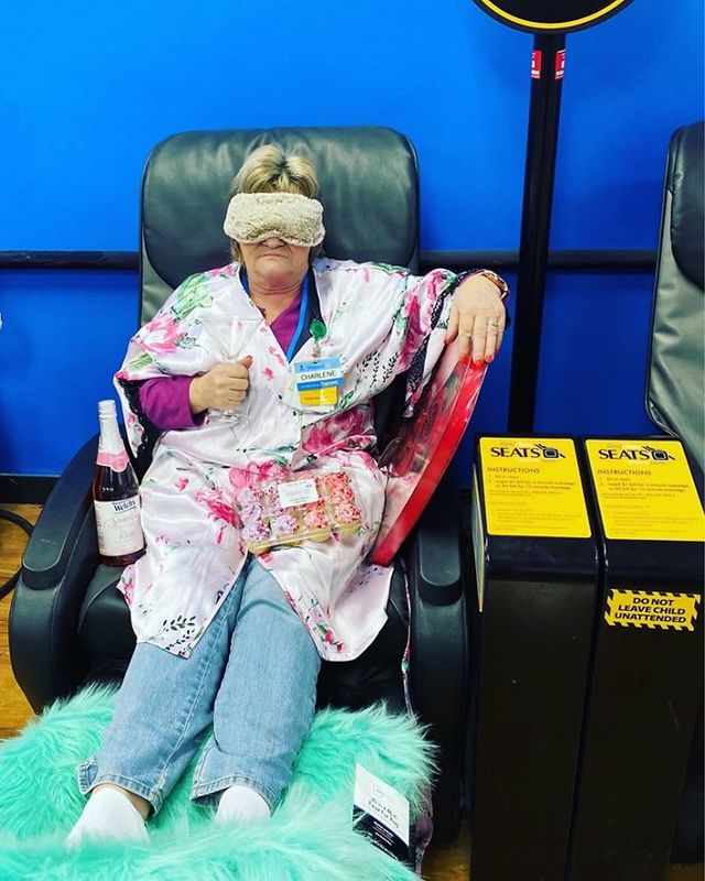 Співробітниця Walmart показала, як фотографуватися з товаром, аби його купили - фото 387580