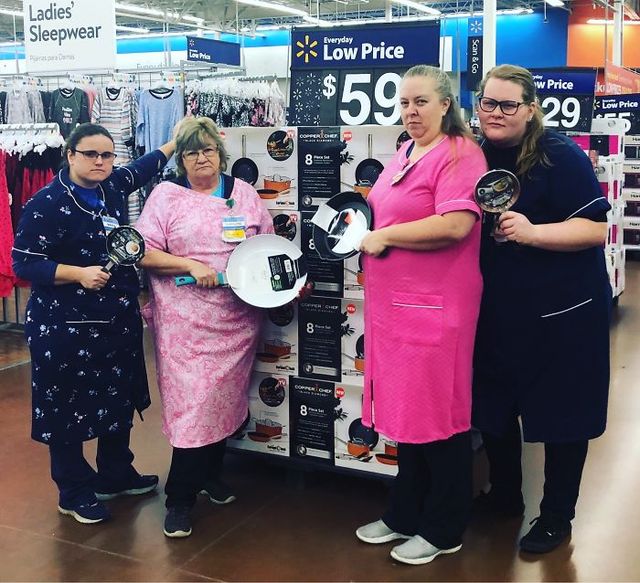 Співробітниця Walmart показала, як фотографуватися з товаром, аби його купили - фото 387585
