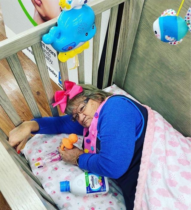 Співробітниця Walmart показала, як фотографуватися з товаром, аби його купили - фото 387590