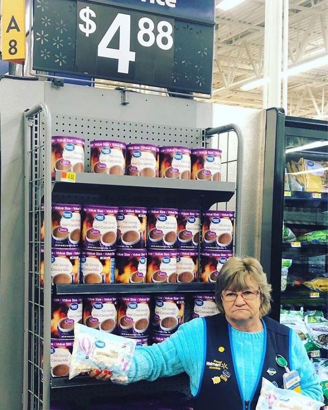 Співробітниця Walmart показала, як фотографуватися з товаром, аби його купили - фото 387596