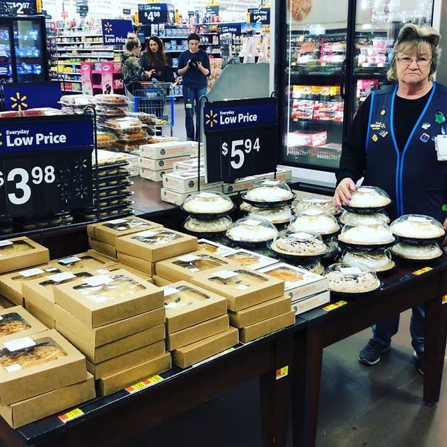 Співробітниця Walmart показала, як фотографуватися з товаром, аби його купили - фото 387600