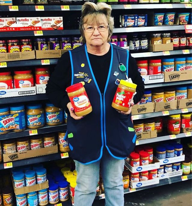 Співробітниця Walmart показала, як фотографуватися з товаром, аби його купили - фото 387602