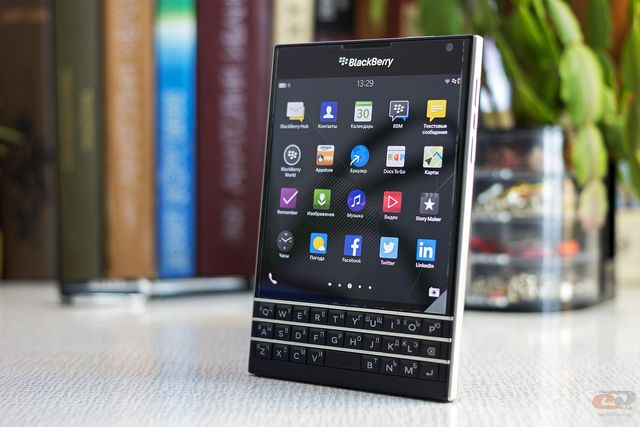 BlackBerry Passport вражав нестандартним дизайном - фото 387800