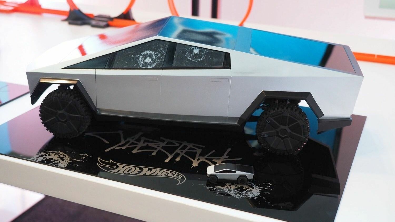 Легендарний Hot Wheels випустив іграшковий Cybertruck на радіокеруванні: фото