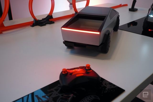 Легендарний Hot Wheels випустив іграшковий Cybertruck на радіокеруванні: фото - фото 387877