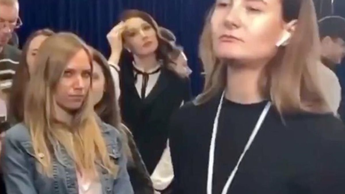 Мережа обговорює дивну поведінку журналістки на Нацвідборі на Євробачення: епічне відео