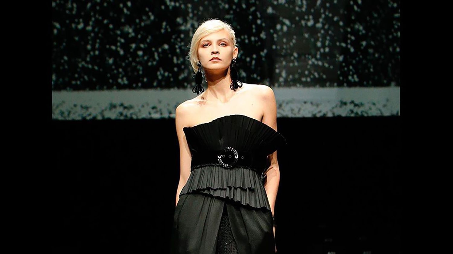 Показ Armani показали онлайн через спалах коронавірусу в Італії