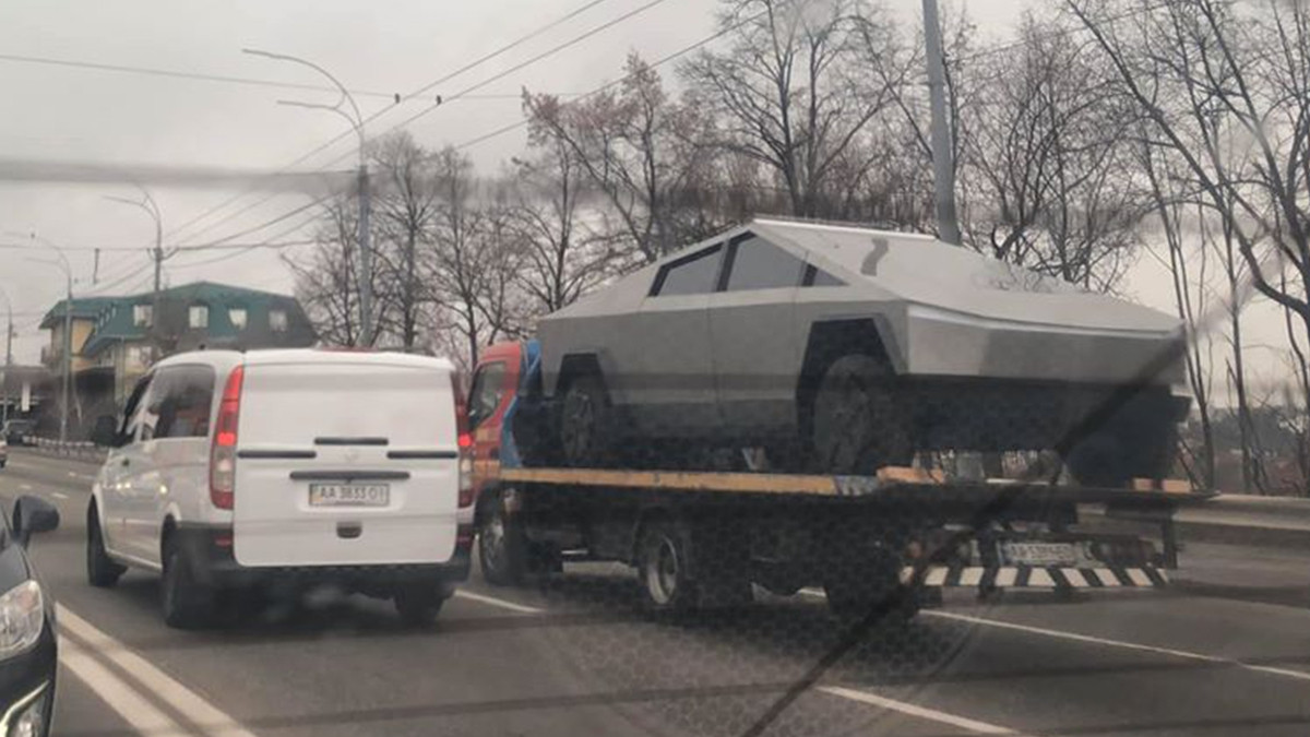 Tesla Cybertruck у Києві - фото 1