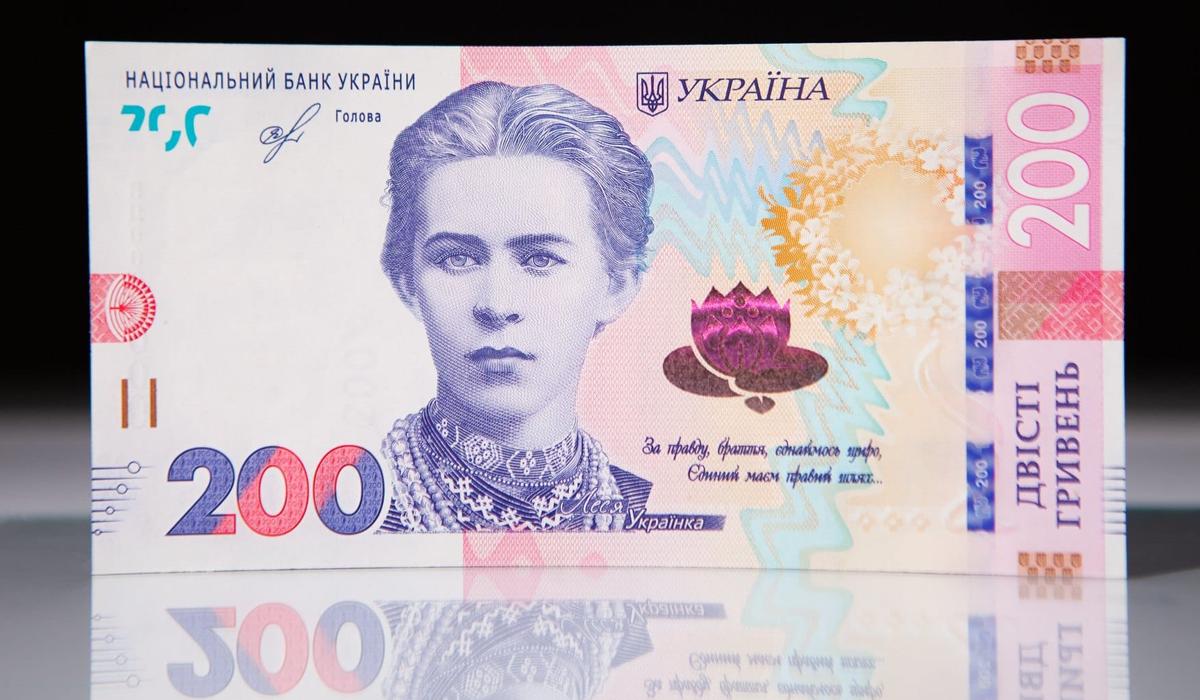 Нові 200 гривень увійшли в обіг: фото банкнот із Лесею Українкою