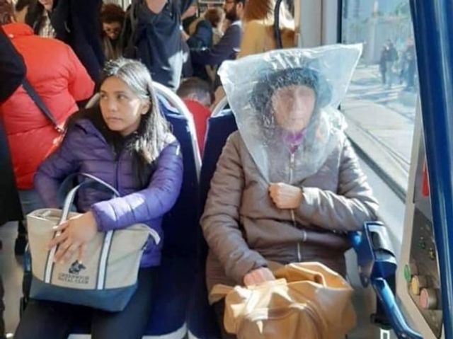 Як італійка захищалася від коронавіруса: кумедне фото - фото 388321