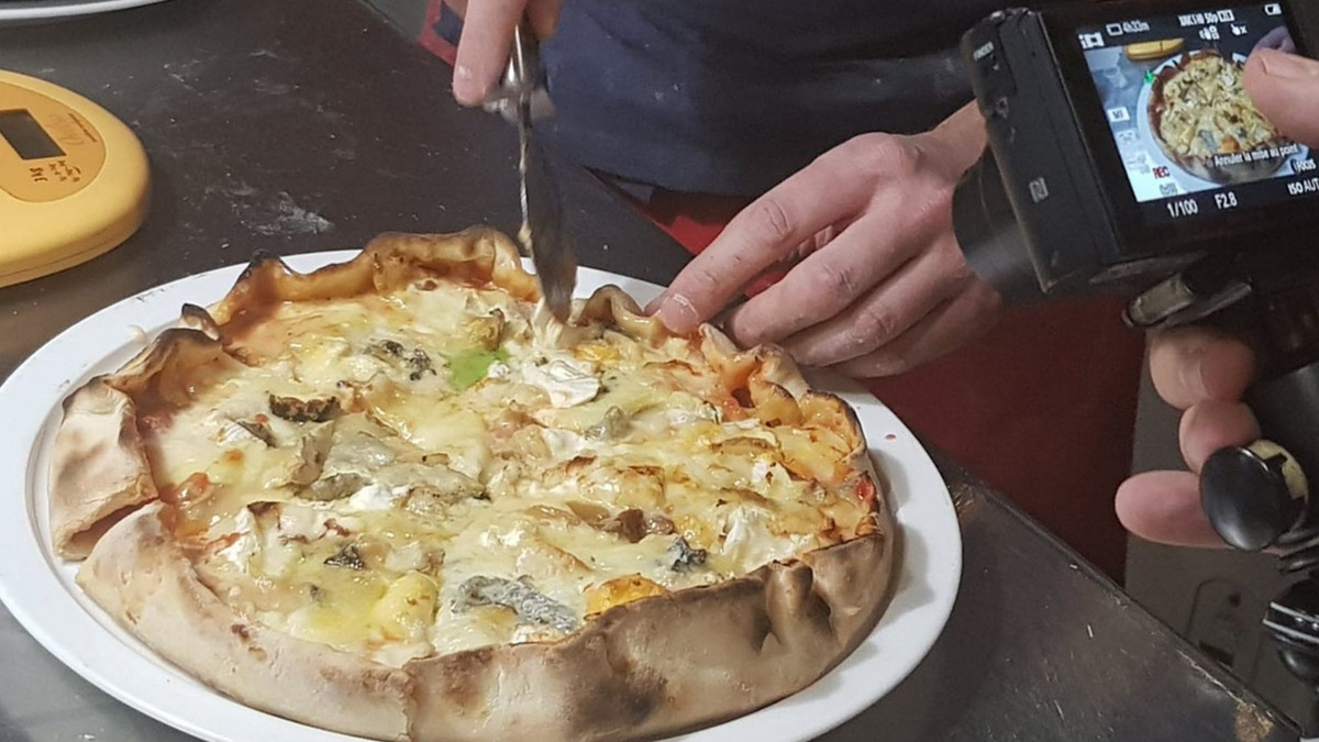 У Франції приготували піцу з рекордною кількістю сирів: відеофакт - фото 1