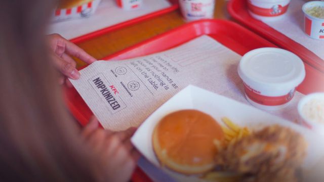 У KFC почали робити серветки з чеків і постерів та пакетів - фото 388429