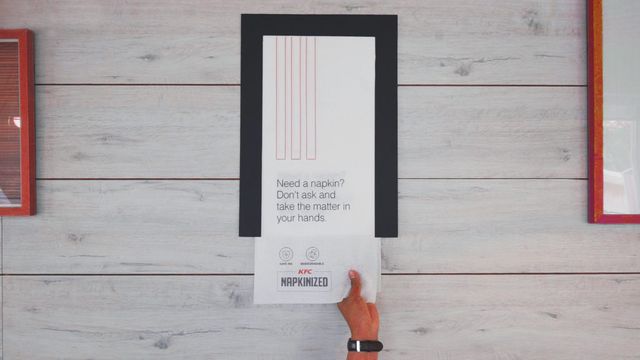 У KFC почали робити серветки з чеків і постерів та пакетів - фото 388430