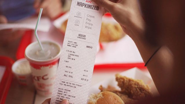 У KFC почали робити серветки з чеків і постерів та пакетів - фото 388432