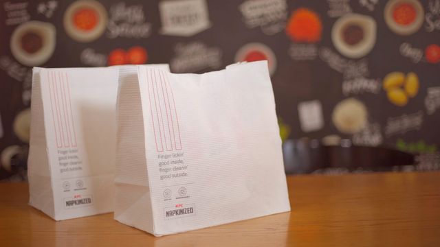 У KFC почали робити серветки з чеків і постерів та пакетів - фото 388433