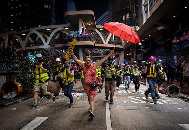 Фотографії, що вражають: названі фіналісти World Press Photo 2020 - фото 388615