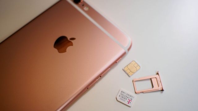 Не забудьте витягнути карту пам'яті та SIM-карту - фото 388671