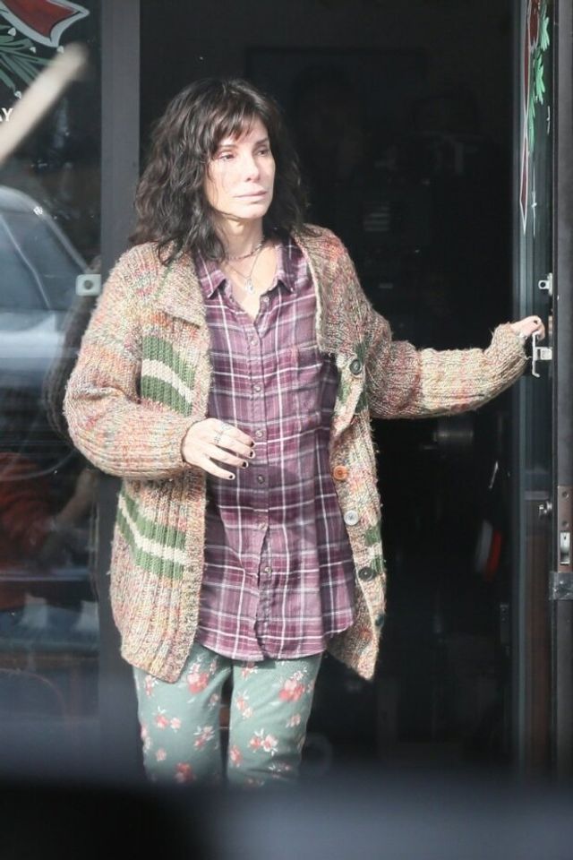 Сандра Буллок шокувала мережу зовнішнім виглядом - фото 388843