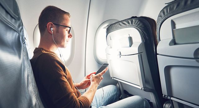 Не забувайте про те, що в літаку іноді може бути спекотно - фото 388929