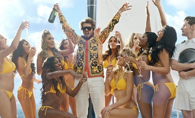 Тейлор Свіфт перетворилася на альфа-самця у новому кліпі - фото 389077