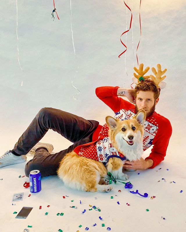 Коргі у рюкзаку став зіркою мережі: фото, які змушують завести домашнього улюбленця - фото 389107