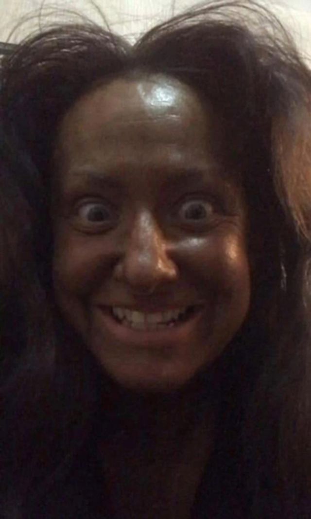 Мама не впізнала: британка переборщила з автозасмагою - фото 389125