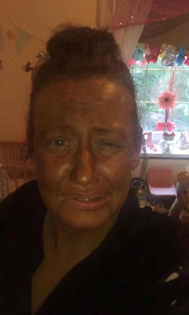 Мама не впізнала: британка переборщила з автозасмагою - фото 389126