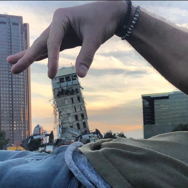 У Далласі з'явилась своя Пізанська вежа: кумедні фото користувачів мережі - фото 389356