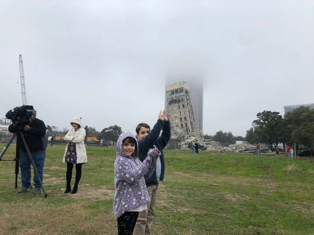 У Далласі з'явилась своя Пізанська вежа: кумедні фото користувачів мережі - фото 389357