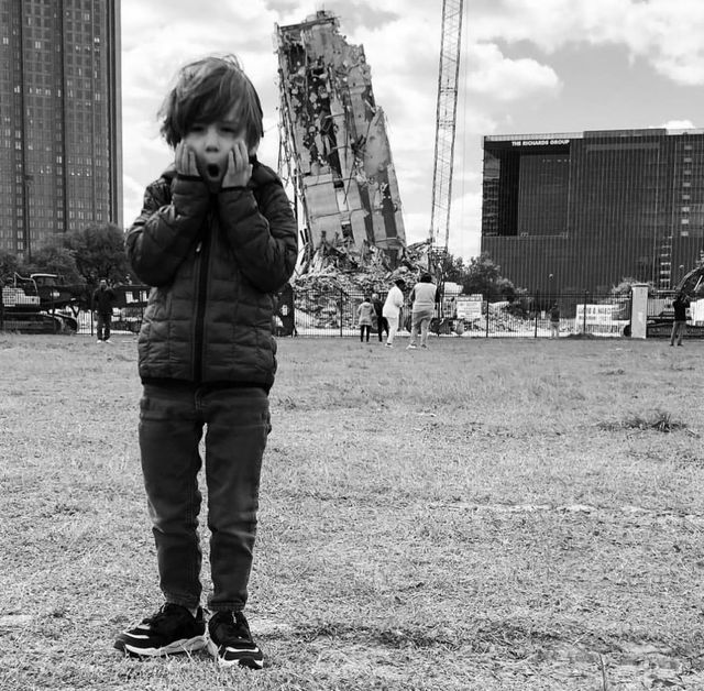 У Далласі з'явилась своя Пізанська вежа: кумедні фото користувачів мережі - фото 389360