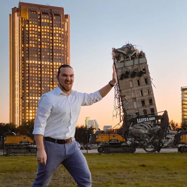 У Далласі з'явилась своя Пізанська вежа: кумедні фото користувачів мережі - фото 389367