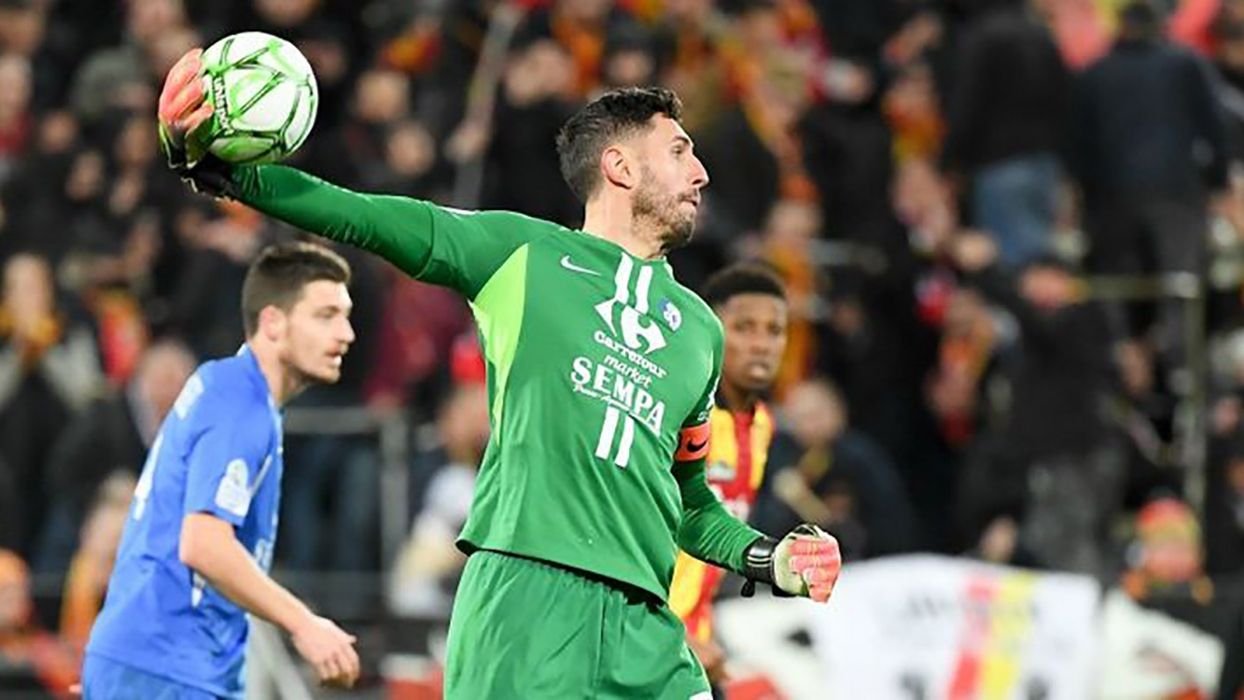 Французький воротар забив собі безглуздий гол: відео