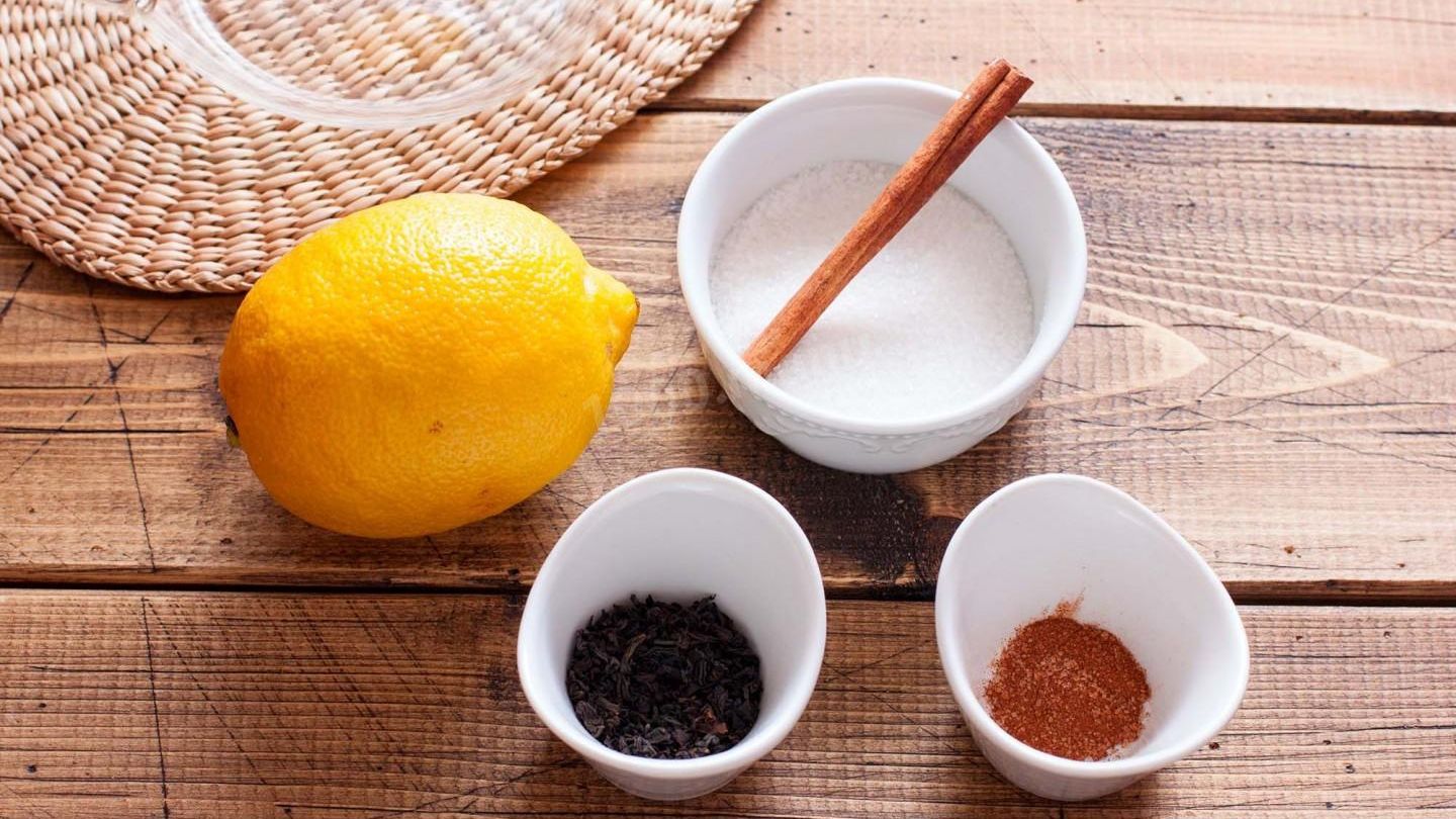 Лікарі пояснили, чому не варто пити чай з лимоном