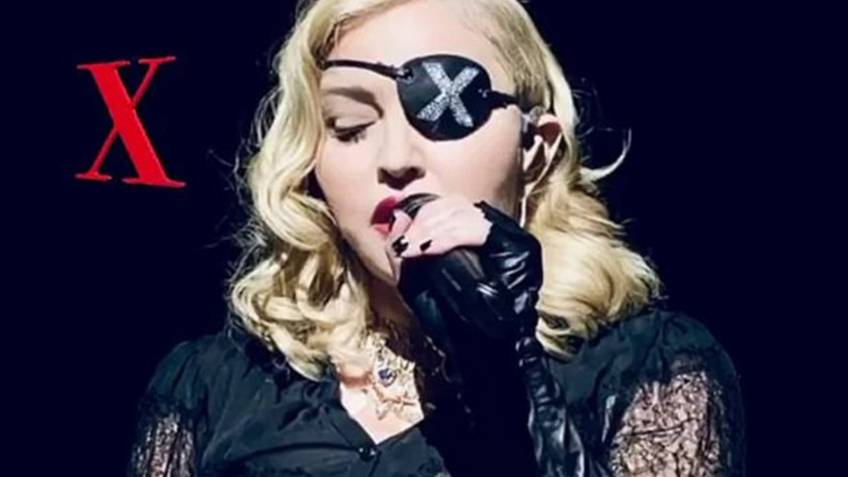 Мадонна впала зі стільця під час концерту і розплакалася: фото