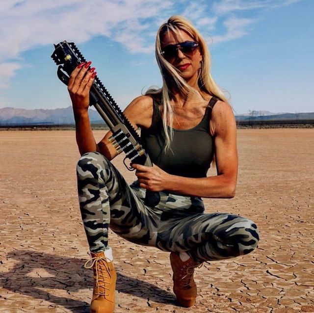 54-річна жінка кардинально змінила зовнішність, щоб відімстити коханому: спокусливі фото - фото 389547