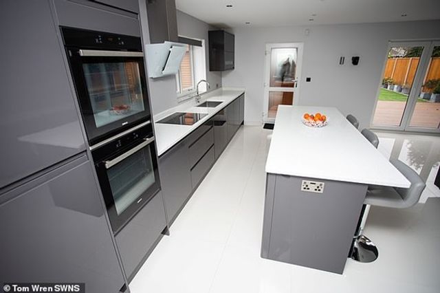 Чоловік побудував будинок мрії за відеороликами з YouTube - фото 389635