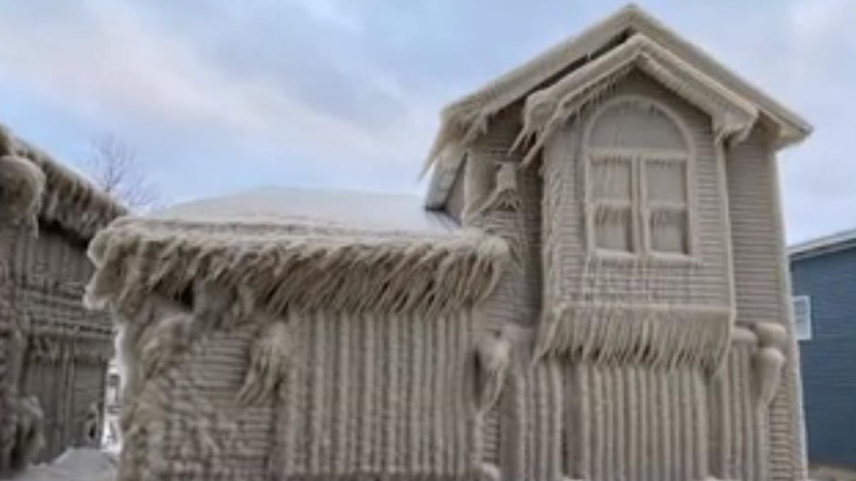 В американському містечку за ніч обледеніли будинки: вражаючі фото