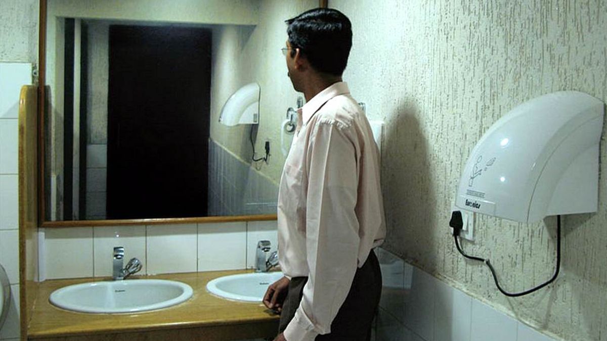 Грабіжник злякався свого відображення у дзеркалі: епічне відео - фото 1