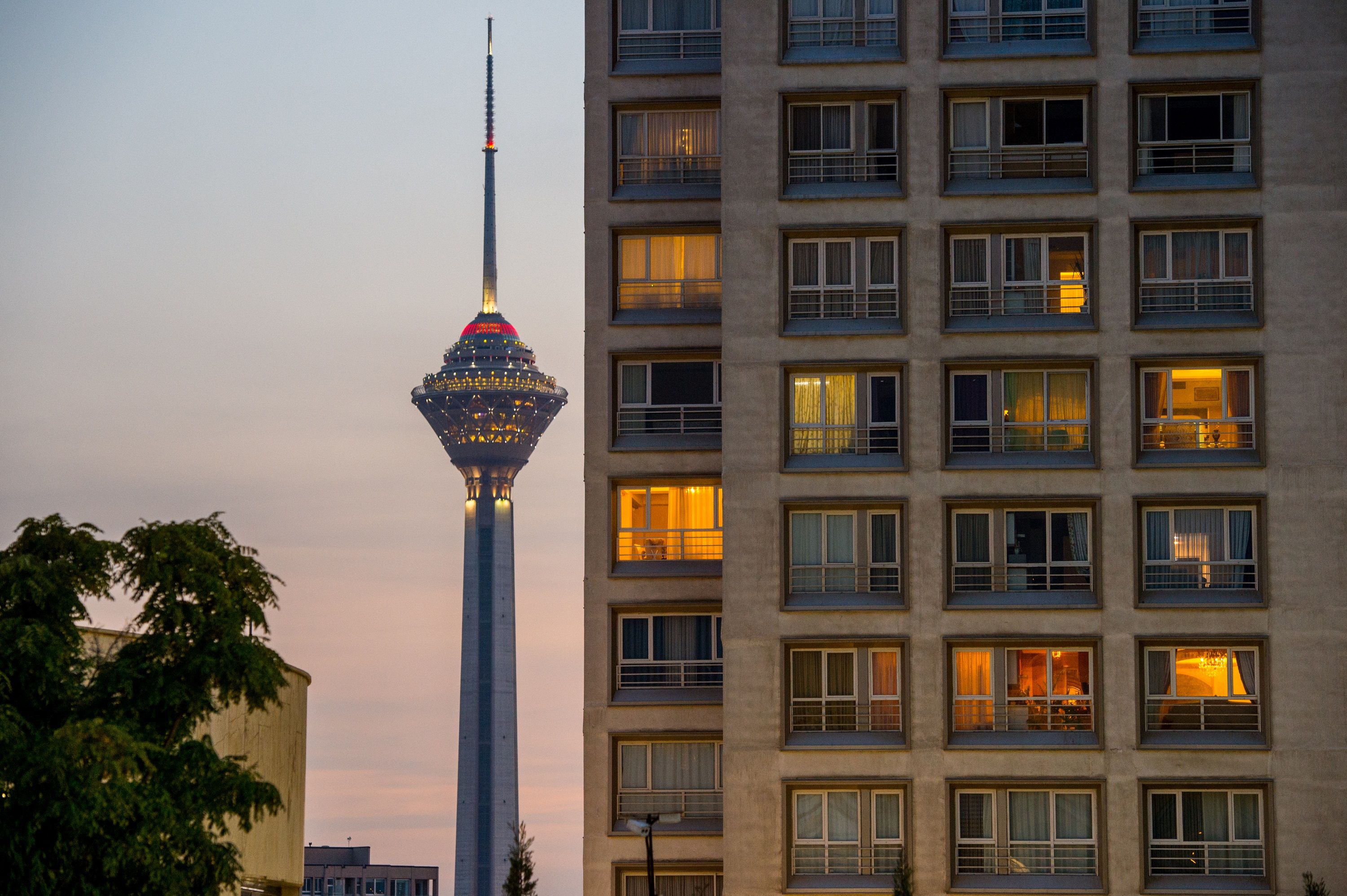 Художник захистив від коронавірусу найвищу будівлю Ірану: відео